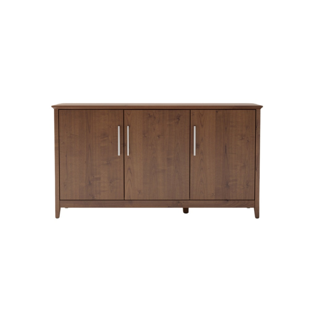 Mueble de almacenamiento de madera con puertas y tiradores metálicos.